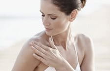 Kobieta stosująca Eucerin Krem-żel po opalaniu do skóry z alergią na słońce na ramię